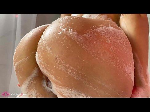 ❤️ Brunetka masturbuje kundičku s vibrátorom až do intenzívneho orgazmu v sprche ❤ Jedinečné porno na nás ☑