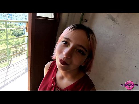❤️ Študentka zmyselne fajčí cudzinca vo vnútrozemí - strieka mu na tvár ❤ Jedinečné porno na nás ☑